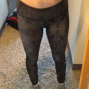 Lululemon Size 8 Gold Pattern Leggings Full Length